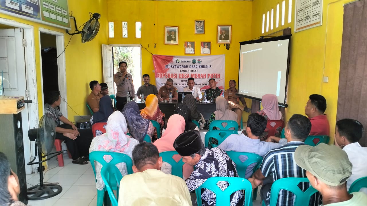 Bhabinkamtibmas Polsek Padang Bolak, Bripka Dedi Hasibuan, hadiri musyawarah khusus terkait pembentukan Koperasi Merah Putih di Balai Desa Bara