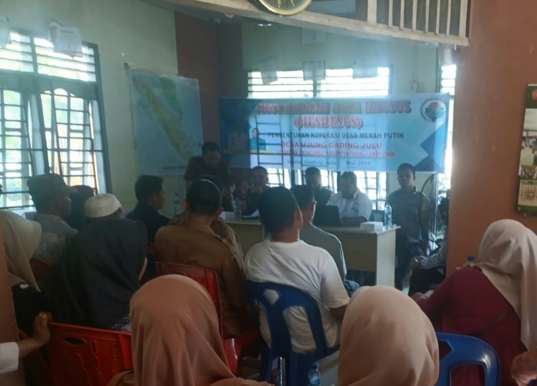 Bhabinkamtibmas Polsubsekor Simangambat, Aipda Ali Sabran, mengikuti musyawarah Desa khusus terkait ketahanan pangan dan pembentukan Koperasi Merah Putih