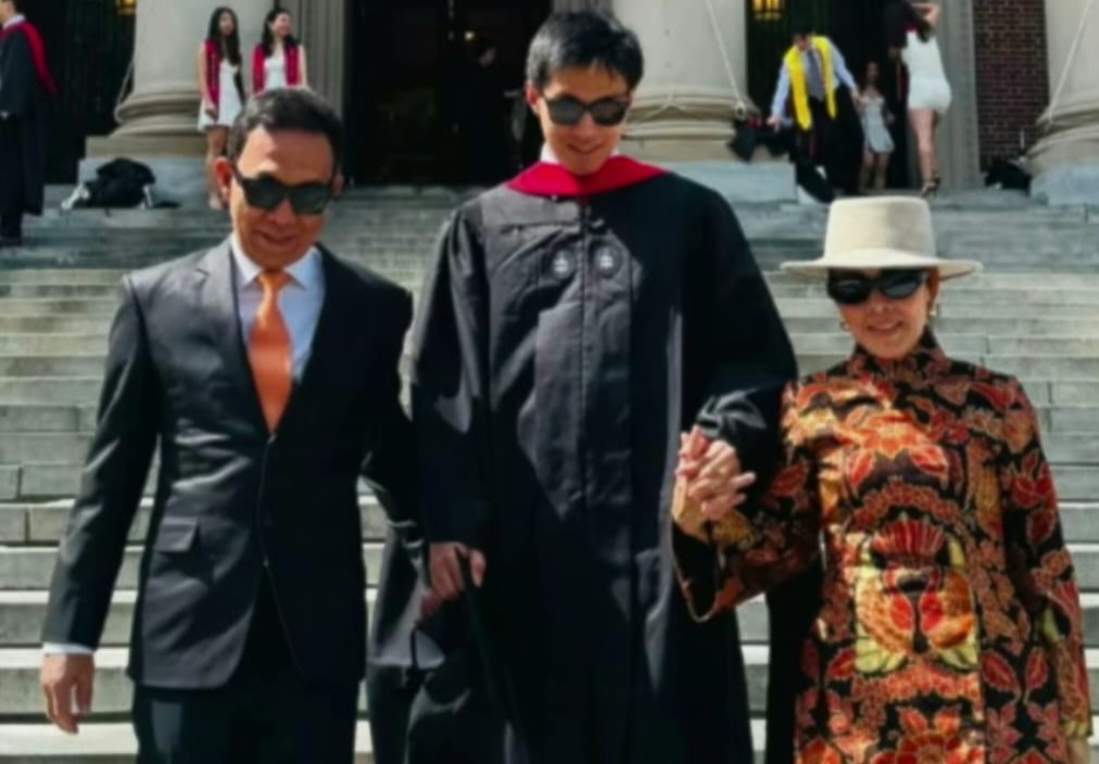 Bupati Tapsel, Gus Irawan Pasaribu, beserta istri, Asrida Murni Siregar, datang langsung menyaksikan wisuda putera bungsunya, Fauzan Fariz Irawan Pasaribu di Harvard University, Amerika Serikat