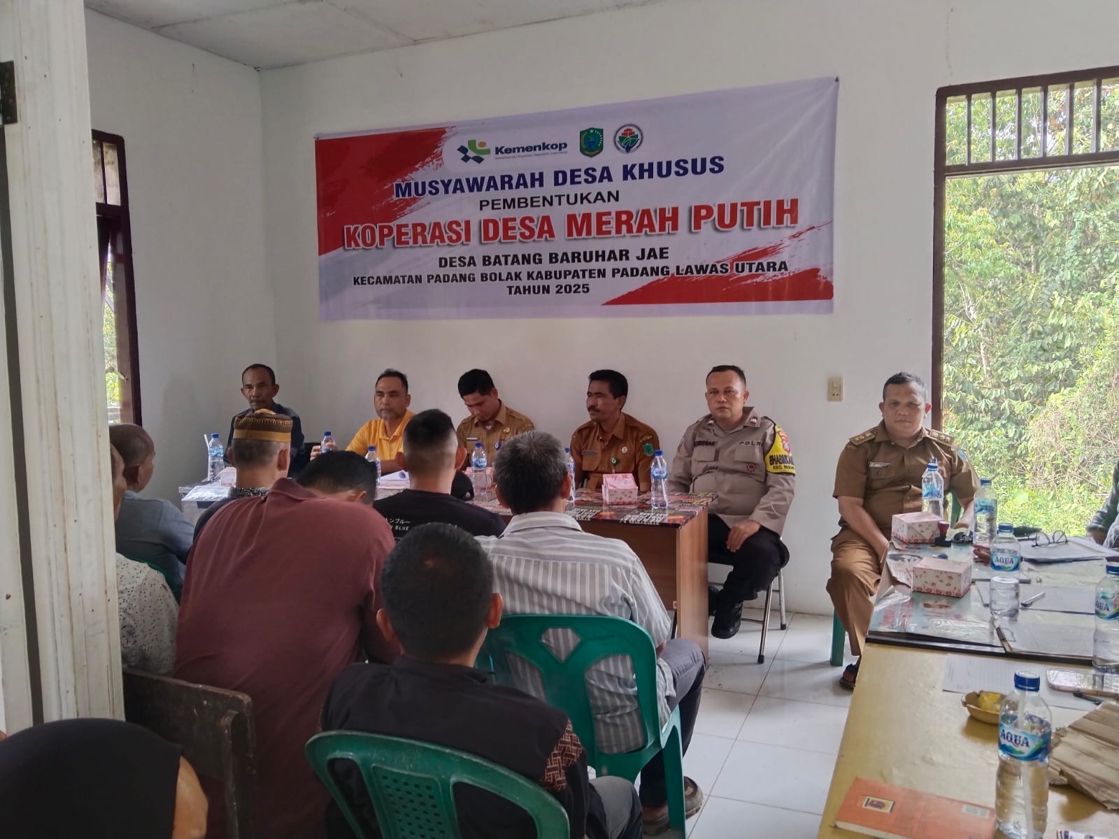 Bhabinkamtibmas Polsek Padang Bolak, Aipda Martua Siregar, menghadiri musyawarah Desa khusus terkait ketahanan pangan dan pembentukan Pengurus Koperasi Merah Putih