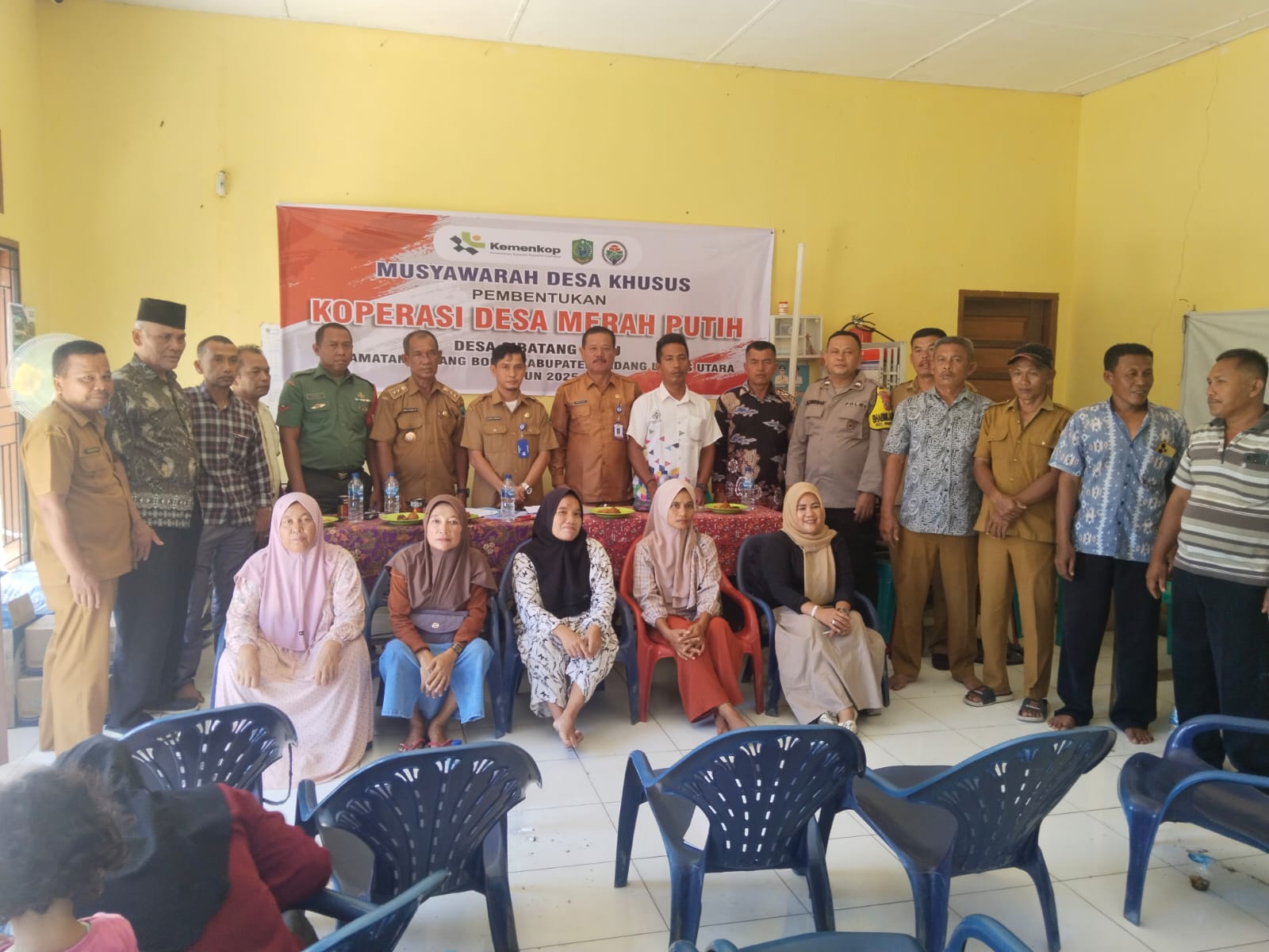 Bhabinkamtibmas Polsek Padang Bolak, Aipda Martua Siregar, menghadiri musyawarah Desa khusus tentang ketahanan pangan serta pembentukan susunan Pengurus dari Koperasi Merah Putih