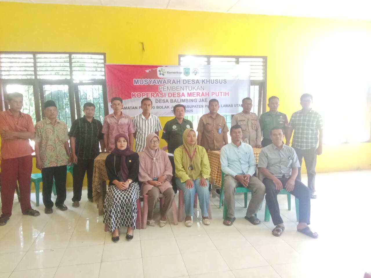 Bhabinkamtibmas Polsek Padang Bolak, Aipda Julpikar Siregar, ikut hadir dan terlibat dalam musyawarah Desa khusus terkait ketahanan pangan dan pembentukan Koperasi Merah Putih