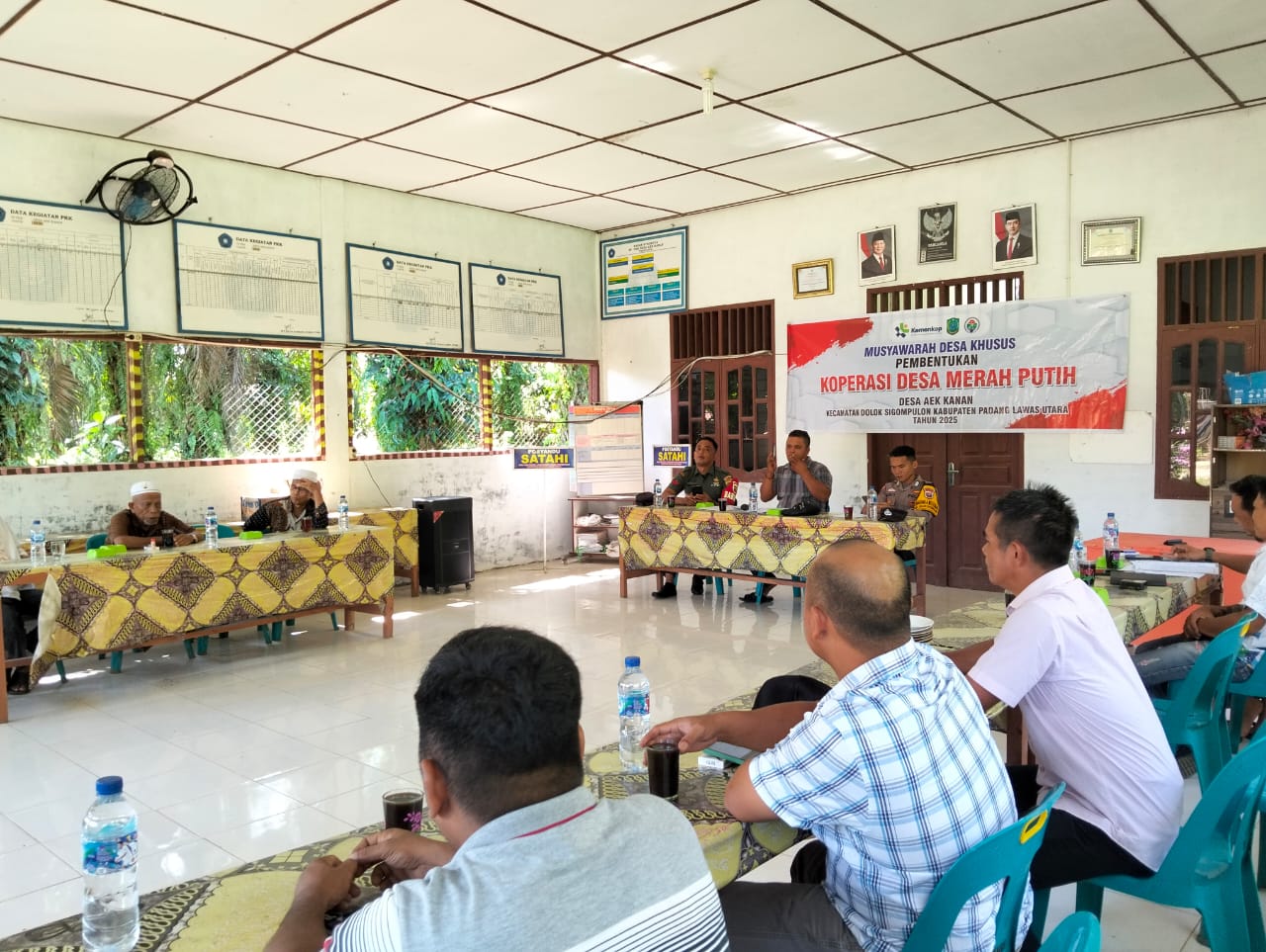Bhabinkamtibmas Polsek Polsek Dolok, Bripka Sigit Dalimunthe, turut terlibat dan berpartisipasi aktif dalam mendukung program Presiden RI, Prabowo Subianto, dengan hadir pada Musyawarah Desa Khusus terkait pembentukan Koperasi Merah Putih