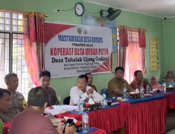 Bhabinkamtibmas Polsek Batang Angkola, Aiptu Ambosa Pasaribu, saat hadiri musyawarah khusus terkait pembentukan Koperasi Merah Putih di Desa Tahalak Ujung Gading