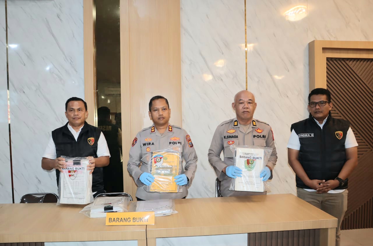 Kapolres Padangsidimpuan, AKBP Dr Wira Prayatna, didampingi Kasat Reskrim AKP Hasiholan Naibaho, Kasi Humas AKP Kenborn Sinaga, dan Kanit Tipikor Iptu Andika Sembiring, saat menunjukkan barang bukti dugaan korupsi yang menyeret Eks Kades Siloting, SH