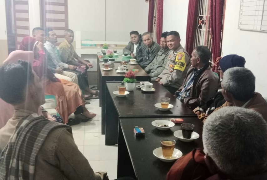 Bhabinkamtibmas Polsek Sipirok, Aiptu Mulianto Siregar, saat mediasi kasus dugaan pengrusakan dan perbuatan tidak menyenangkan yang berakhir dengan damai
