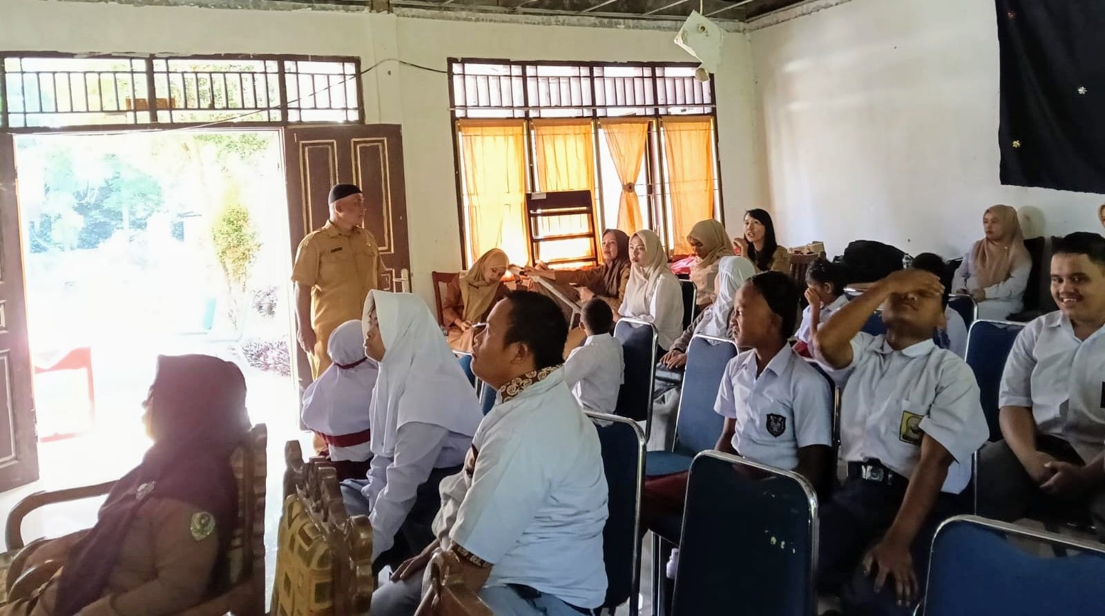 Siswa-siswi SLB Tapsel terlihat antusias mengikuti sosialisasi perkreditan bertajuk, 'Busines Matching Program Peduli Disabilitas'