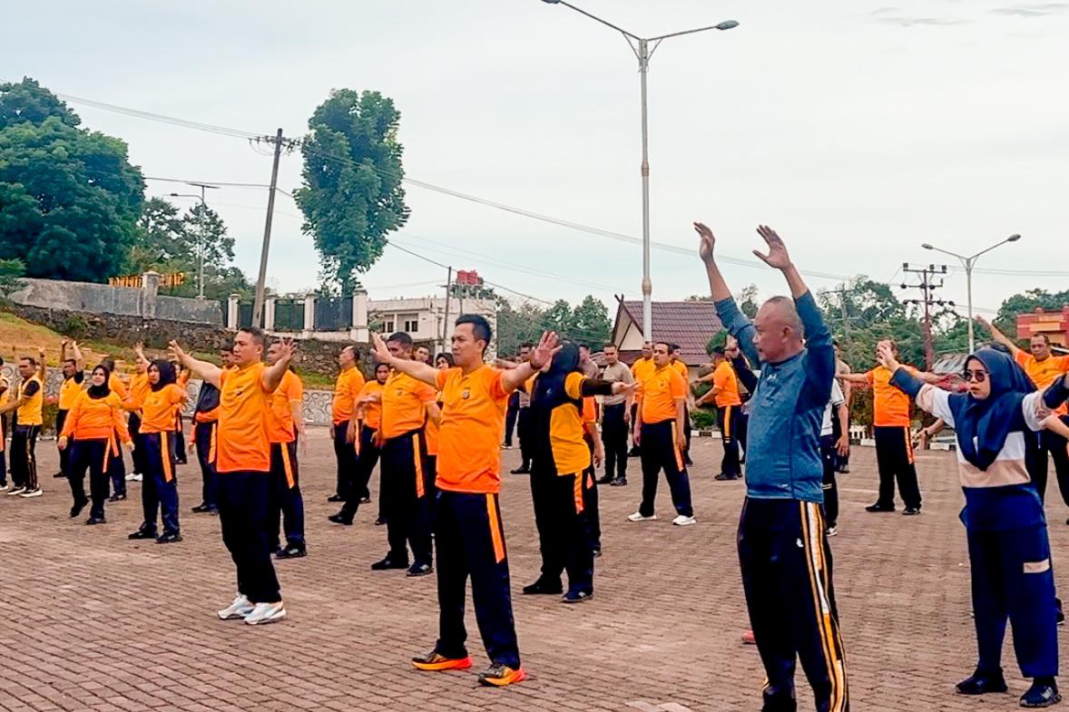 Kapolres Tapsel, AKBP Yasir Ahmadi, diwakili Waka Polres, Kompol Rapi Pinakri, beserta jajaran, saat mengikuti olahraga bersama