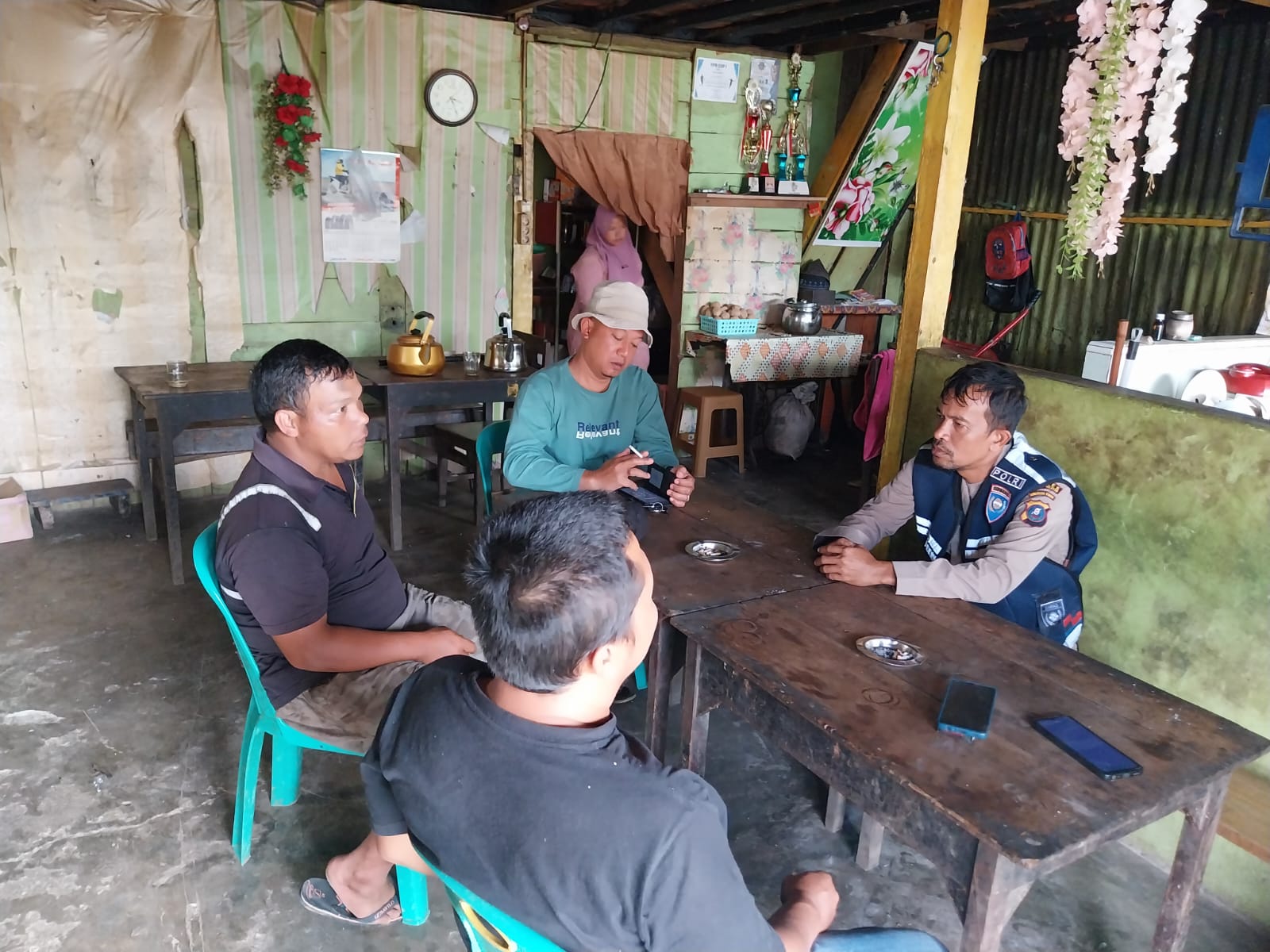Personel Polsek SD Hole saat memediasi permasalahan di Kelurahan Pasar Simangambat
