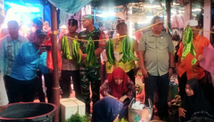 Jelang Idul Adha, Kapolsek Sipirok Dampingi Sekda Tapsel Sidak Pasar