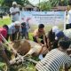 Pelaksanaan penyembelihan hewan dari PT NSHE yang bersinergi dengan PLN Nusantara Renewables di salah satu Desa yang menerima seekor lembu kurban