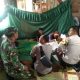 Personel Polsubsektor Simangambat saat melakukan pengecekan jenazah gadis perempuan yang hanyut di Sungai Barumun, NMT, di Rumah orang tuanya