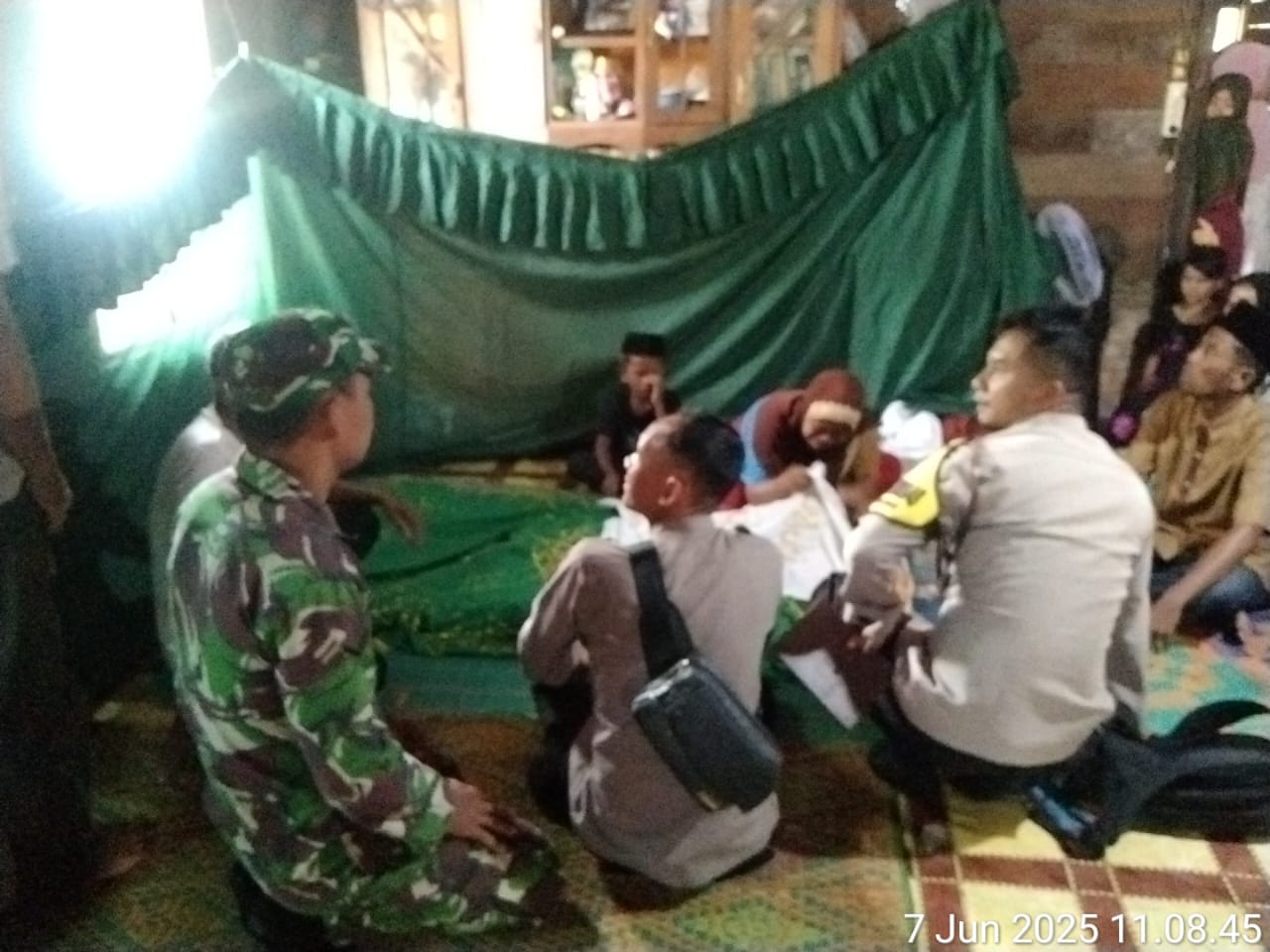 Personel Polsubsektor Simangambat saat melakukan pengecekan jenazah gadis perempuan yang hanyut di Sungai Barumun, NMT, di Rumah orang tuanya
