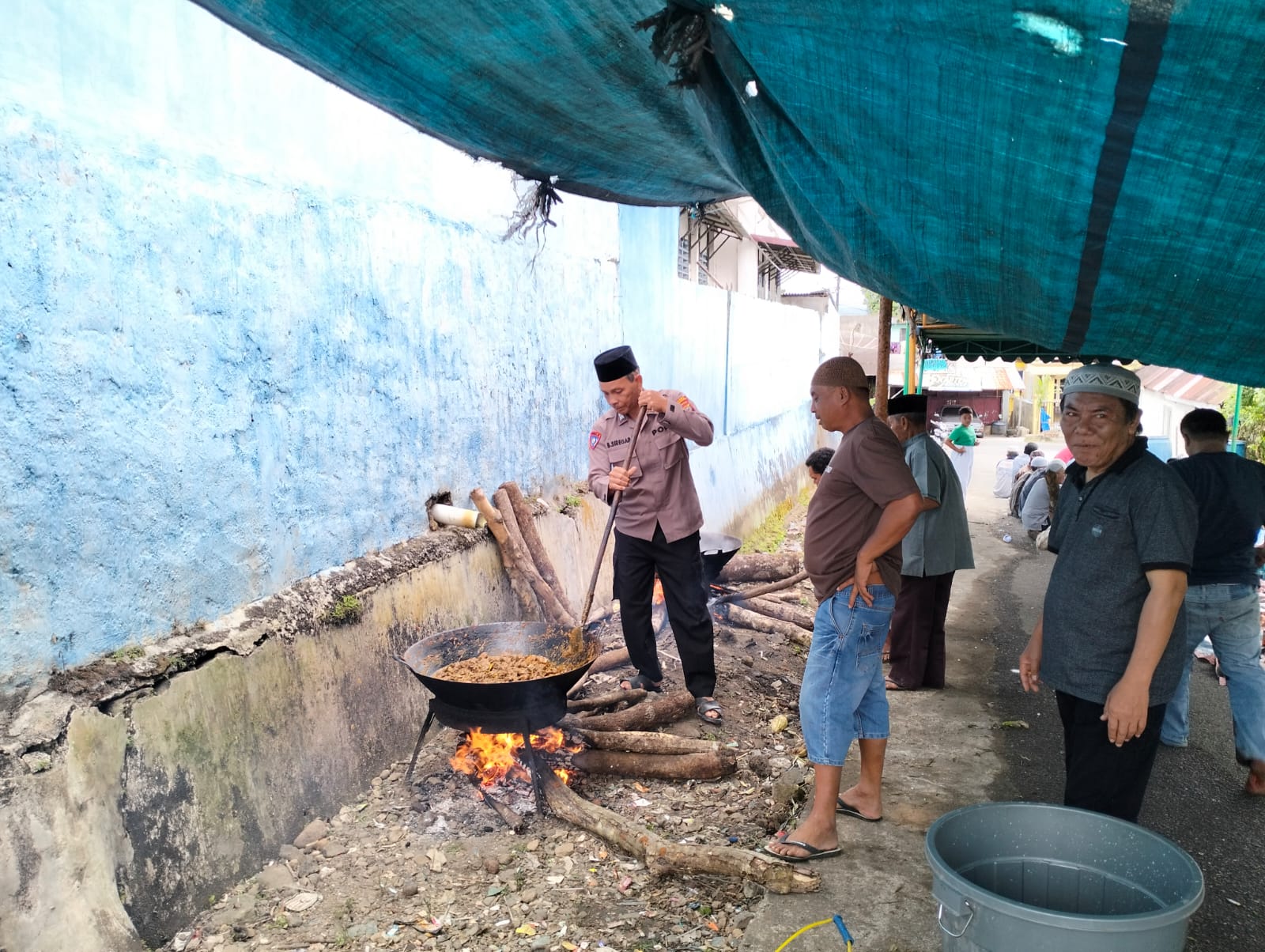 Selain melakukan pengamanan, Personel Polsek Sipirok juga membantu masyarakat untuk memasak daging hewan kurban yang telah disembelih