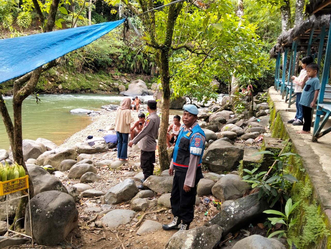 Sejumlah personel Polsek Batang Toru terlihat siaga melakukan pengamanan di objek wisata Pemandian Parsariran dalam rangka libur Hari Raya Idul Adha 1446 Hijriah