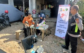 Sidokkes Polres Tapsel saat menggelar pengecekan kesehatan gratis ke pengemudi mobil penumpang dan becak bermotor