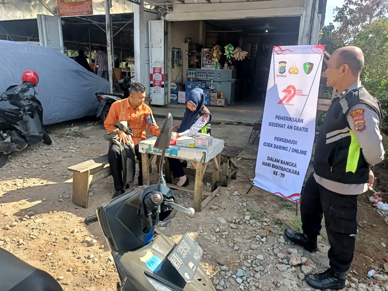 Sidokkes Polres Tapsel saat menggelar pengecekan kesehatan gratis ke pengemudi mobil penumpang dan becak bermotor