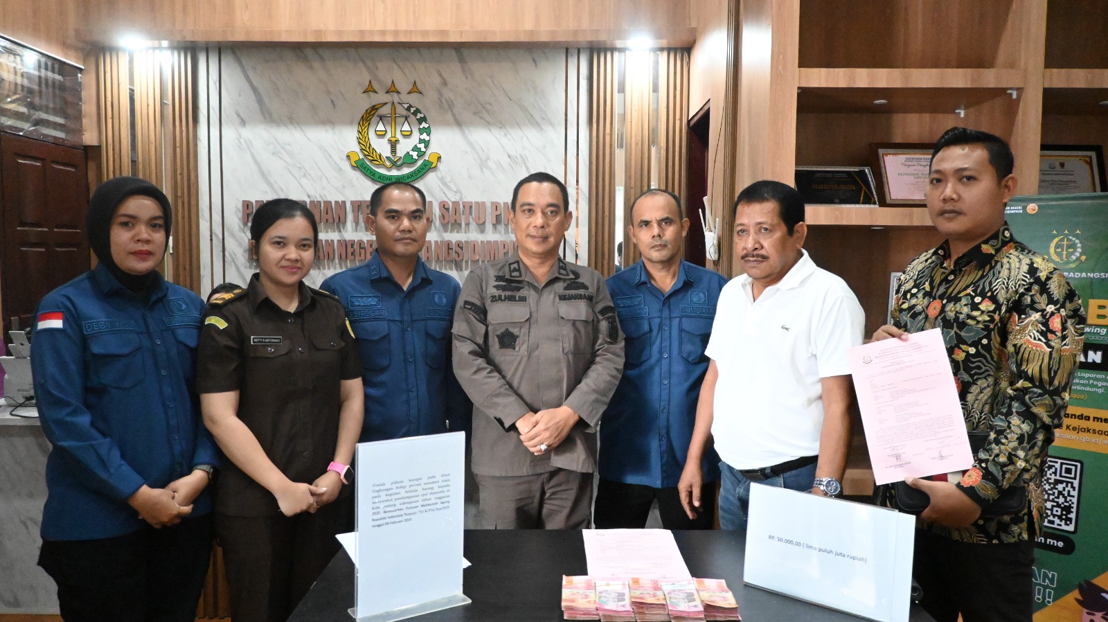 Kasi Pidsus Kejaksaan Negeri Padangsidimpuan, Zulhelmi Sinaga, menerima penyerahan uang denda sebesar Rp50 juta dari terpidana Binsar Situmorang yang merupakan mantan Kepala Dinas Lingkungan Hidup Provinsi Sumatera Utara