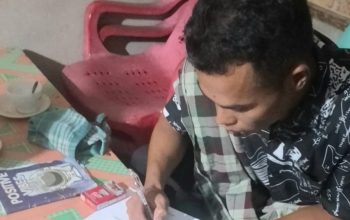 Abdul Hadi Siregar, seorang pria selaku penulis status kontroversial terkait SPj Desa Aek Sabaon menandatangani surat perjanjian damai usai dimediasi Bhabinkamtibmas Polsek Batang Toru, Aipda Zedda Zega