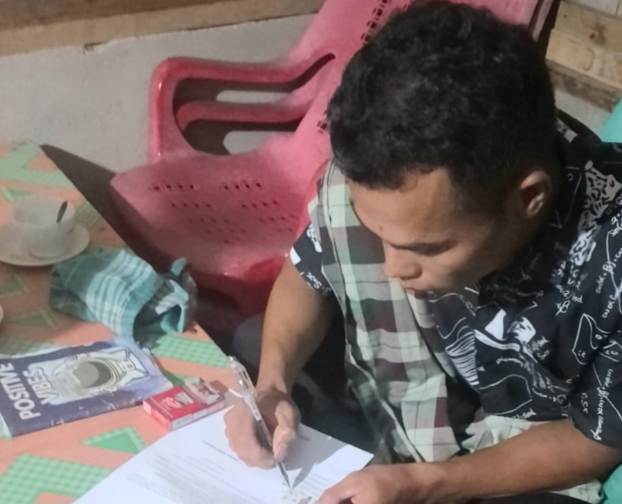 Abdul Hadi Siregar, seorang pria selaku penulis status kontroversial terkait SPj Desa Aek Sabaon menandatangani surat perjanjian damai usai dimediasi Bhabinkamtibmas Polsek Batang Toru, Aipda Zedda Zega