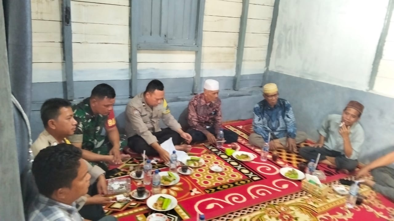 Proses mediasi sengketa jual beli tanah yang difasilitasi Bhabinkamtibmas Polsek Padang Bolak, Aipda M Siregar dan Bripka Amirul S Hasibuan, Babinsa Sertu Jaelani Sirergar, bersama pihak pemerintah Desa, hingga berakhir damai