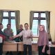 Hamonangan Simatupang dan M Pakpahan, berstatus paman dengan ponakan akhirnya sepakat berdamai ditandai bersalaman setelah sebelumnya sempat berselisih soal sengketa warisan usai dimediasi Bhabinkamtibmas Polsek Sipirok, Aiptu B Silalahi, dan lainnya