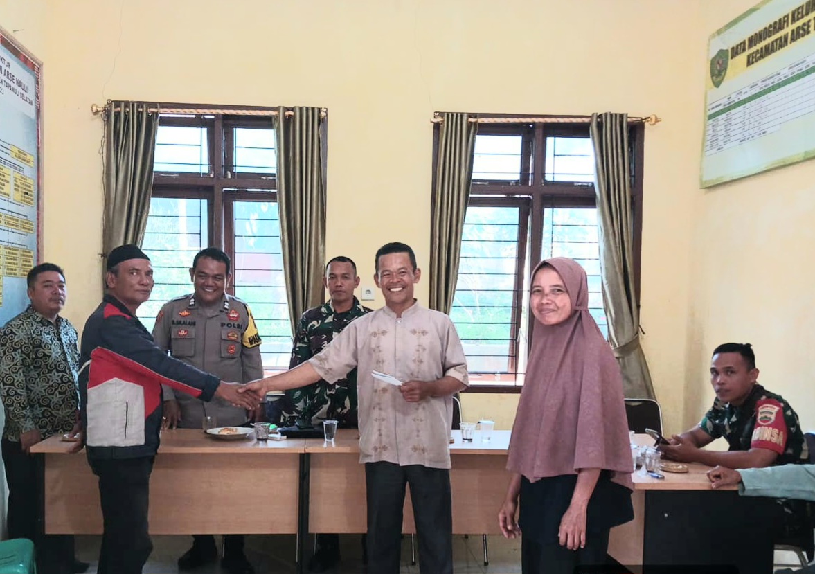 Hamonangan Simatupang dan M Pakpahan, berstatus paman dengan ponakan akhirnya sepakat berdamai ditandai bersalaman setelah sebelumnya sempat berselisih soal sengketa warisan usai dimediasi Bhabinkamtibmas Polsek Sipirok, Aiptu B Silalahi, dan lainnya