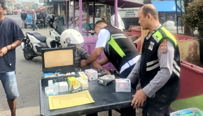 Panas Jalanan Tak Halangi Polres Tapsel Memberi Layanan Kesehatan Gratis
