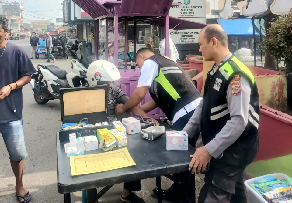 Sidokkes Polres Tapsel saat memberi layanan pemeriksaan dan pengecekan kesehatan gratis bagi pengemudi mopen, becak bermotor, maupun masyarakat umum dalam rangka menyambut HUT Bhayangkara ke-79
