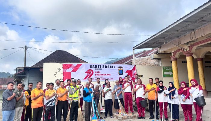Semangat HUT Bhayangkara ke-79, Polres Tapsel Bersih-bersih Rumah Ibadah