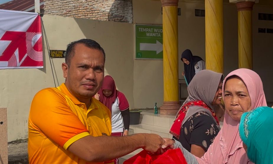 Kasat Intelkam Polres Tapsel, AKP Oloan Lubis, saat menyerahkan paket sembako ke salah satu warga dalam rangka menyambut HUT Bhayangkara ke-79