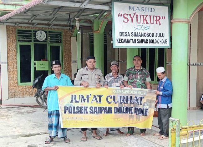 Ps Kanit Binmas Polsek SD Hole, Aipda Parulian Siregar, saat menggelar Jumat Curhat di Masjid Syukur