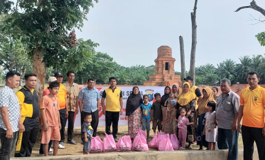 Kapolsek Padang Bolak, AKP Muallim Harahap, dan jajaran, saat memimpin kegiatan Bakti Sosial yang dirangkai dengan penyaluran paket Bantuan Sosial ke masyarakat di sekitar Candi Bahal dalam rangka menyambut Hari Bhayangkara ke-79
