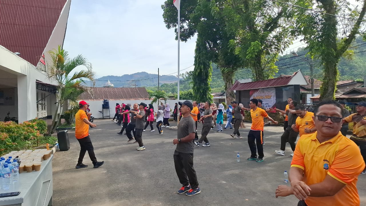 Suasana olahraga bersama Kapolres Tapanuli Selatan di depan Kantor Camat Batang Toru