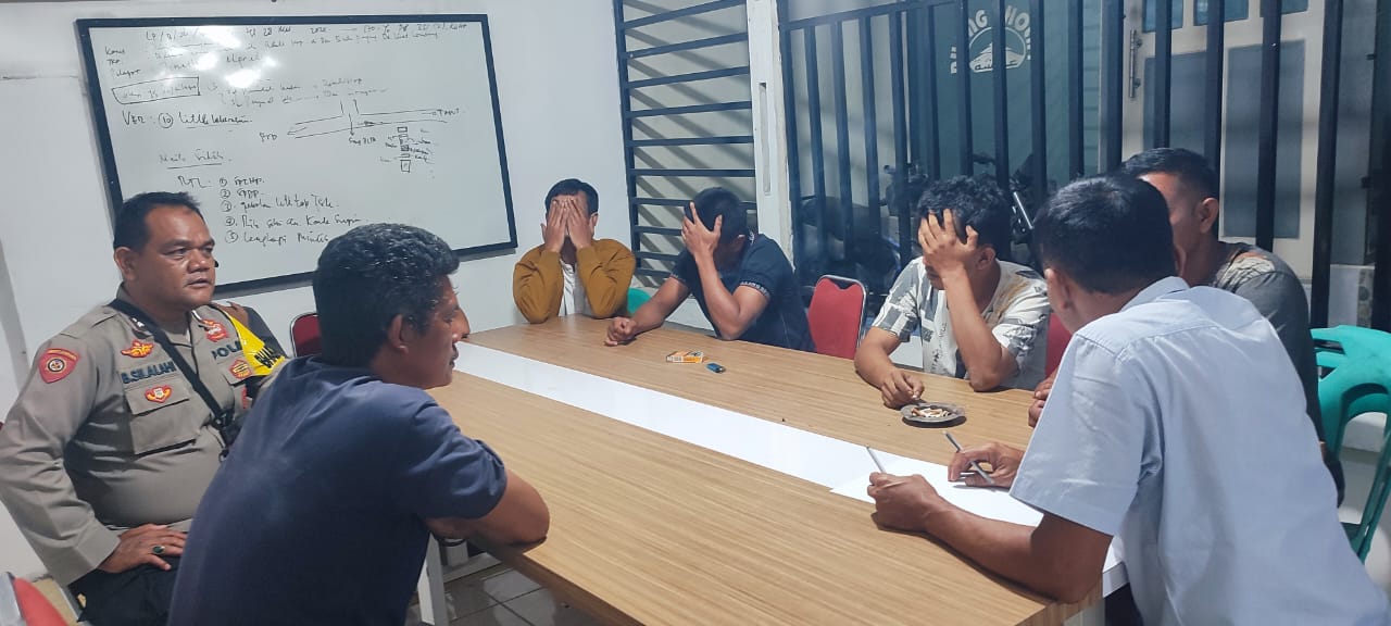 Pelaksanaan mediasi kasus dugaan perkelahian antar warga yang berakhir damai setelah difasilitasi oleh Bhabinkamtibmas Polsek Sipirok, Aiptu B Silalahi