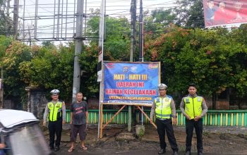 Kanit Turjawali Sat Lantas Polres Padangsidimpuan, Ipda Andi Situmorang, bersama sejumlah anggotanya, usai memasang baliho berisi imbauan terkait keselamatan dan kesadaran tertib berlalu lintas bagi segenap pengguna jalan di titik rawan kecelakaan