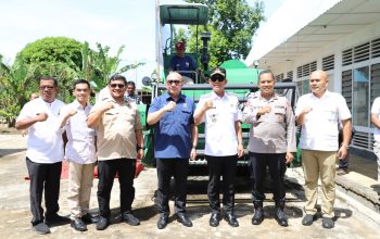 Bupati Tapsel, Gus Irawan Pasaribu, bersama Anggota Komisi I DPR RI Sabam Rajagukguk, Wakil Ketua DPRD Tapsel Abdul Basith Dalimunthe, Wakil Ketua DPRD Padangsidimpuan Rusydi Nasution, Kapolres Padangsidimpuan AKBP Wira Prayatna, di sela penyerahan bantuan Alsintan berupa satu unit Combine Harvester