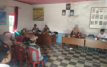 Bhabinkamtibmas Polsek SD Hole, Aipda CE Saragih, melaksanakan pengamanan dan monitoring kegiatan penyaluran BLT di Desa Parsuluman