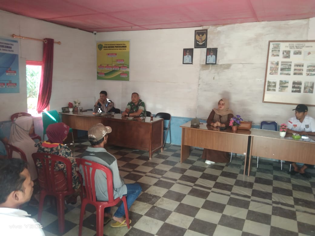 Bhabinkamtibmas Polsek SD Hole, Aipda CE Saragih, melaksanakan pengamanan dan monitoring kegiatan penyaluran BLT di Desa Parsuluman