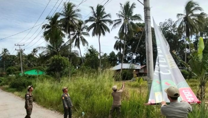 Tegakkan Perda, Satpol PP Sidimpuan Tertibkan Trotoar dan Spanduk Liar