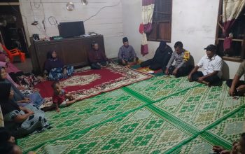 Bhabinkamtibmas Polsek Batang Angkola, Aiptu Ambosa Pasaribu, saat memediasi konflik rumah tangga warga