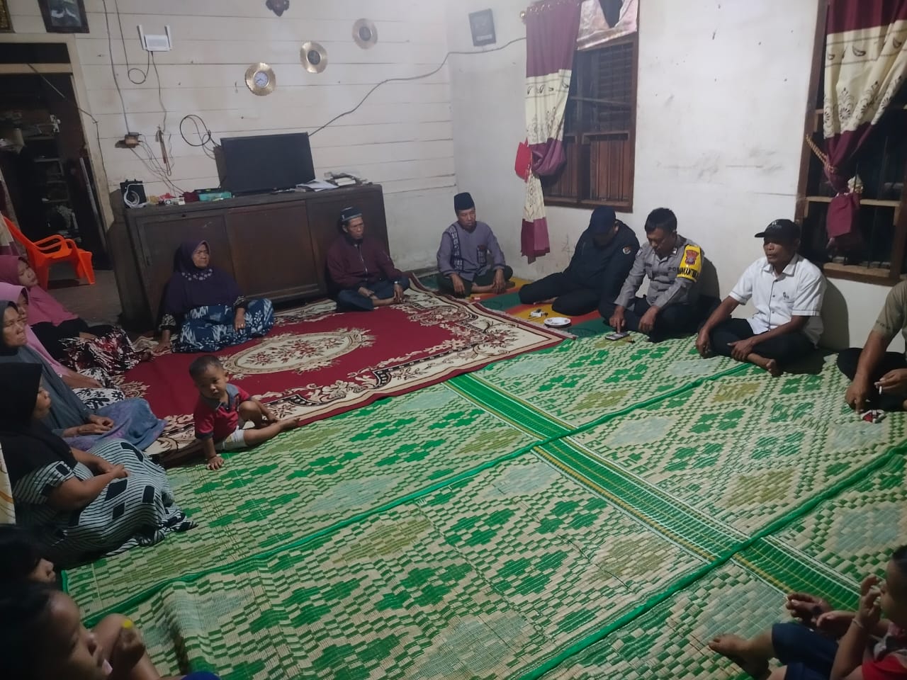 Bhabinkamtibmas Polsek Batang Angkola, Aiptu Ambosa Pasaribu, saat memediasi konflik rumah tangga warga