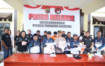 Kapolres Tapsel, AKBP Yasir Ahmadi, didampingi Sekda Paluta Patuan Rahmat Syukur P Hasibuan, Kasat Resnarkoba AKP IR Sitompul, Kasat Intelkam AKP Oloan Lubis, Kasat Samapta AKP Tona Simanjuntak, Kapolsek Padang Bolak AKP Muallim Harahap, Kasi Humas AKP Maria Marpaung, saat memimpin konferensi pers pengungkapan kasus sabu seberat 3 Kg