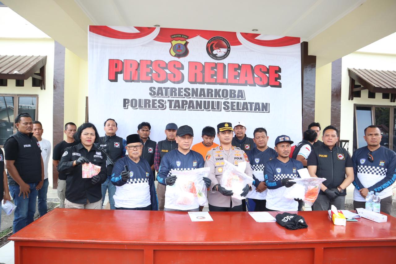 Kapolres Tapsel, AKBP Yasir Ahmadi, didampingi Sekda Paluta Patuan Rahmat Syukur P Hasibuan, Kasat Resnarkoba AKP IR Sitompul, Kasat Intelkam AKP Oloan Lubis, Kasat Samapta AKP Tona Simanjuntak, Kapolsek Padang Bolak AKP Muallim Harahap, Kasi Humas AKP Maria Marpaung, saat memimpin konferensi pers pengungkapan kasus sabu seberat 3 Kg