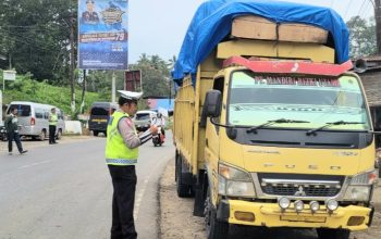 Petugas dari Satlantas Polres Tapsel saat melaksanakan sosialisasi sekaligus pendataan kendaraan ODOL di wilayah hukumnya