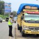 Petugas dari Satlantas Polres Tapsel saat melaksanakan sosialisasi sekaligus pendataan kendaraan ODOL di wilayah hukumnya