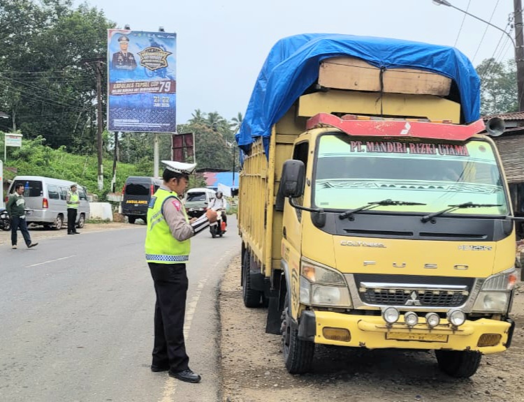 Petugas dari Satlantas Polres Tapsel saat melaksanakan sosialisasi sekaligus pendataan kendaraan ODOL di wilayah hukumnya