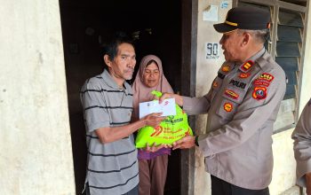 Kapolsek Sipirok, Iptu Aswin Manurung, mewakili Kapolres Tapsel, AKBP Yasir Ahmadi, bersama jajaran dan Pengurus Bhayangkari saat menyerahkan bantuan sosial dalam rangka memperingati HUT Bhayangkara ke-79