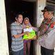 Kapolsek Sipirok, Iptu Aswin Manurung, mewakili Kapolres Tapsel, AKBP Yasir Ahmadi, bersama jajaran dan Pengurus Bhayangkari saat menyerahkan bantuan sosial dalam rangka memperingati HUT Bhayangkara ke-79