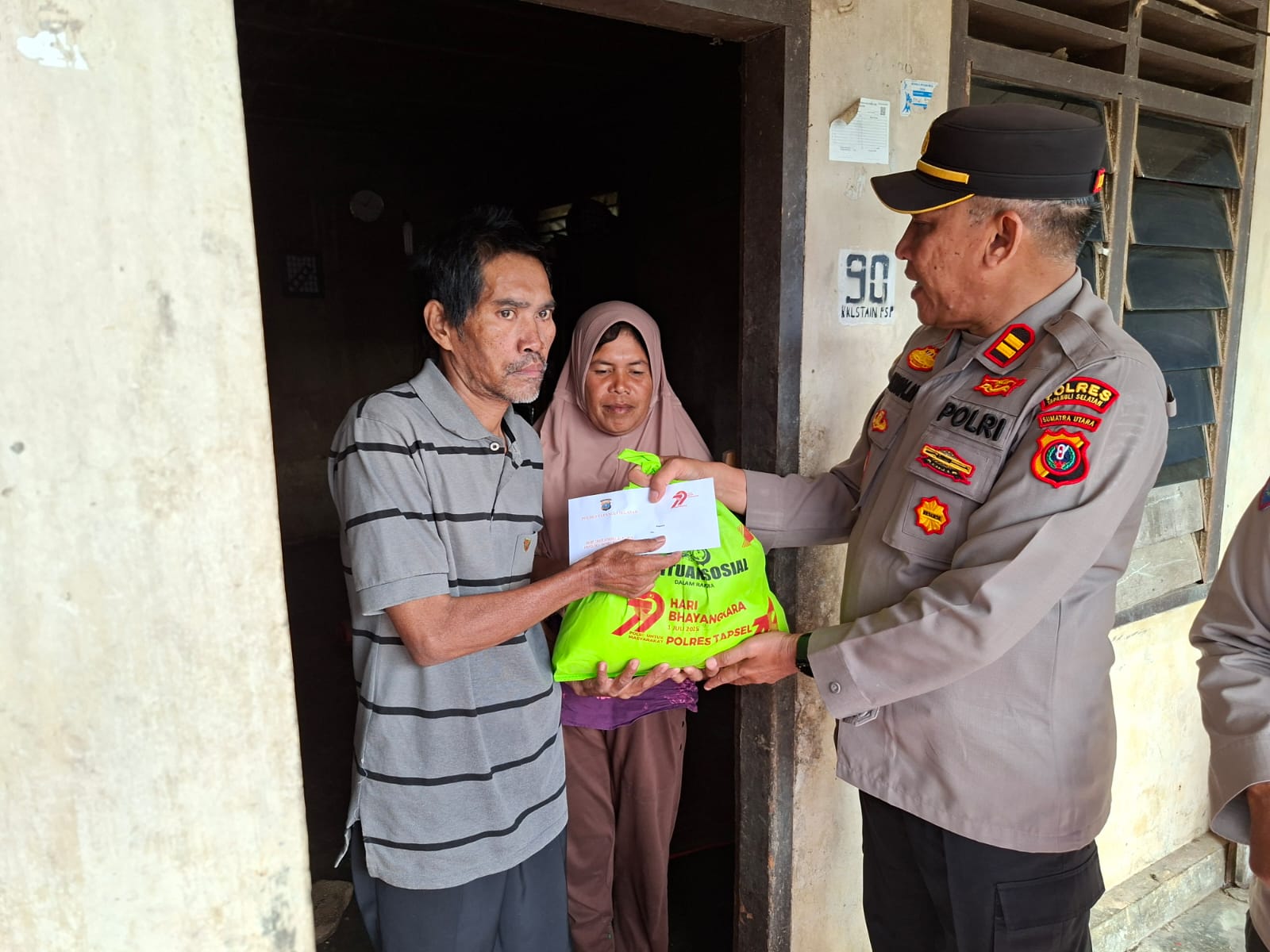 Kapolsek Sipirok, Iptu Aswin Manurung, mewakili Kapolres Tapsel, AKBP Yasir Ahmadi, bersama jajaran dan Pengurus Bhayangkari saat menyerahkan bantuan sosial dalam rangka memperingati HUT Bhayangkara ke-79